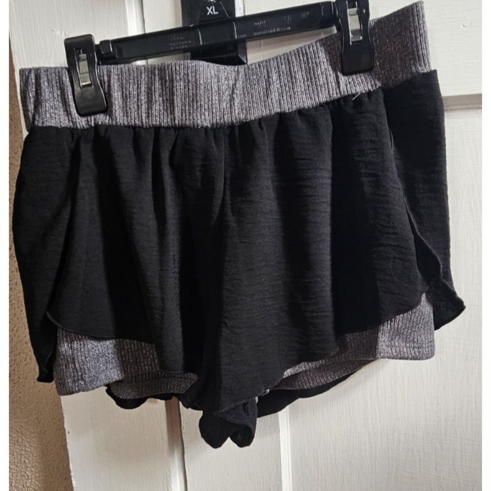REB .‎ in J. 220 layered active stretch shorts  ribbed Liner USA made Woman's L